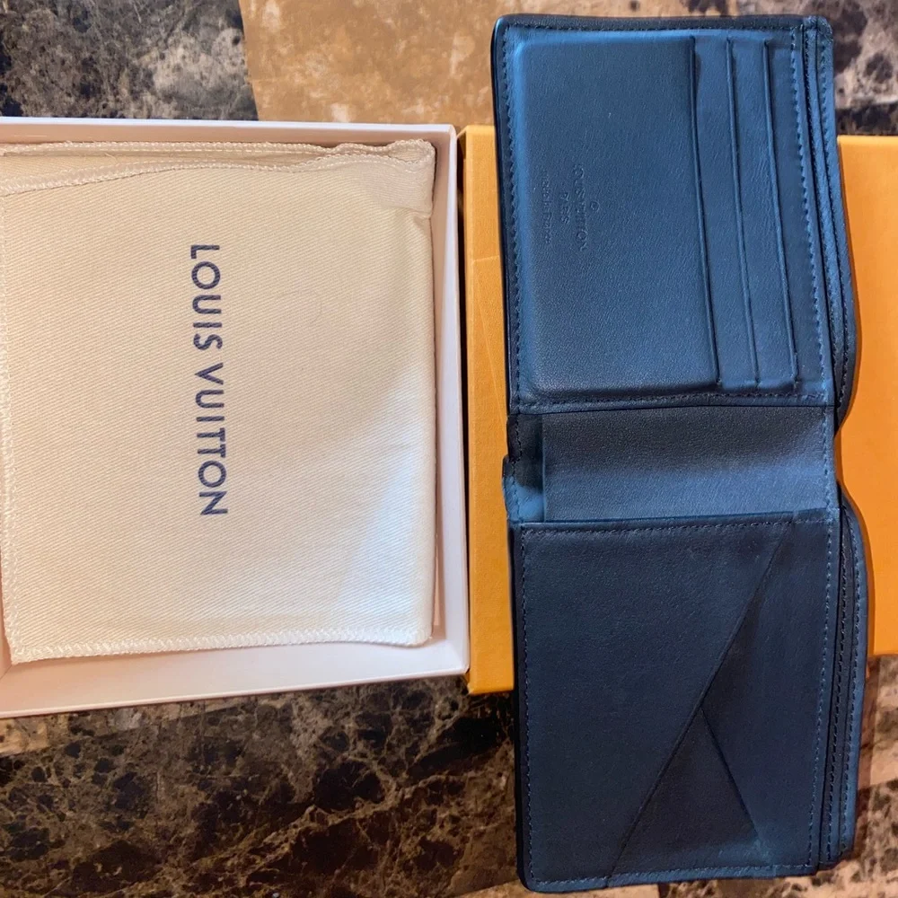 Black Louis Vuitton wallet. Covered in soft leather. - Picture 2 of 4